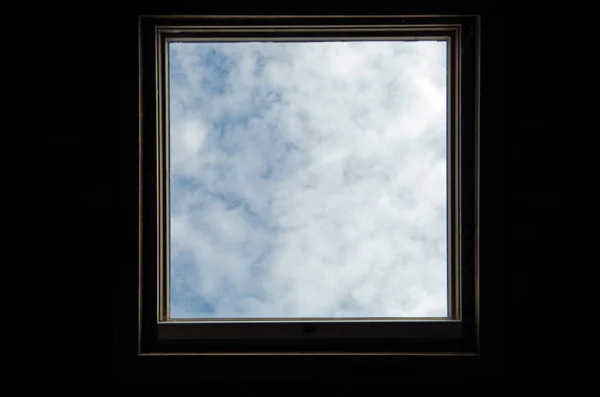 Skylight Rodeado Escuridão Céu Azul Nuvens Metáfora Conceptual — Fotografia de Stock