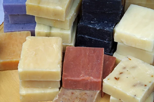 Renkli el yapımı sabunlar.