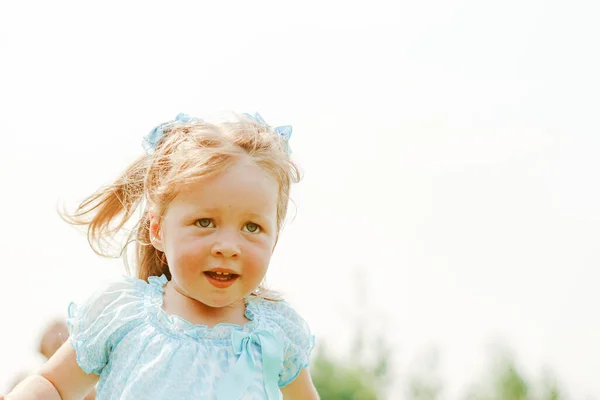 Close Portret Van Aantrekkelijk Klein Meisje Buitenshuis — Stockfoto