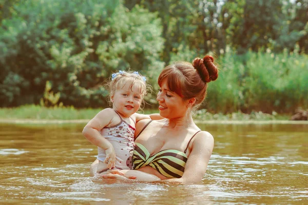 Moeder Met Een Kleine Dochter Zwemmen Rivier Dochter Zittend Haar — Stockfoto
