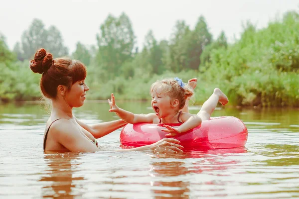 Mamá Con Una Pequeña Hija Nadando Río Hija Sentada Espalda Fotos De Stock Sin Royalties Gratis