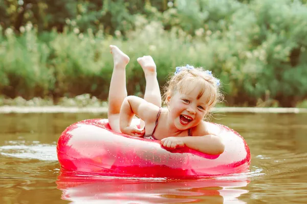 Маленькие Сестры Веселятся Летом Купаясь Озере Стоковая Картинка