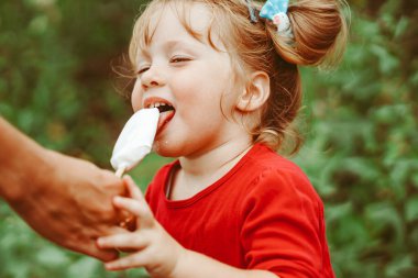 Dondurmalı küçük kız.