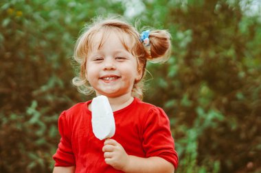 Dondurmalı küçük kız.