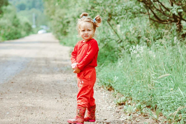 Ребенок идет по проселочной дороге — стоковое фото