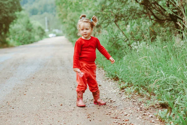 Un enfant marche le long d'une route de campagne — Photo