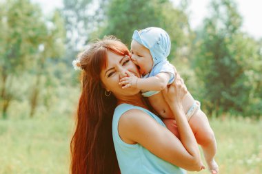 Genç bir anne bebeği kollarında kaldırdı