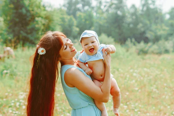 Young Mother Raised Her Baby Her Arms — Stock Photo, Image