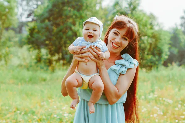 Uma Jovem Mãe Criou Seu Bebê Seus Braços — Fotografia de Stock