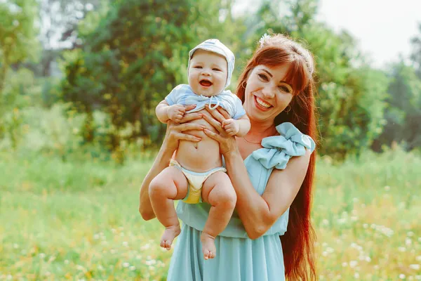 Una Giovane Madre Cresciuto Suo Bambino Tra Sue Braccia — Foto Stock