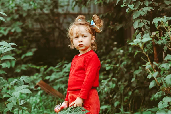 屋外で魅力的な小さな女の子のクローズアップ肖像画 — ストック写真