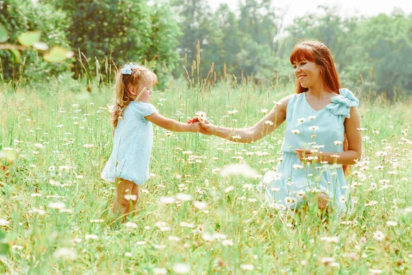 Mooie Moeder Haar Dochtertje Zijn Buiten Knuffelen Zitten Het Gras — Stockfoto