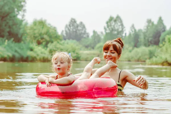 Mãe Com Uma Pequena Filha Nadando Rio Filha Sentada Nas Fotos De Bancos De Imagens