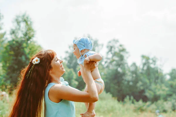 Seorang Ibu Muda Membesarkan Bayinya Dalam Pelukannya Stok Foto