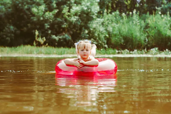 Маленькие Сестры Веселятся Летом Купаясь Озере Стоковое Изображение