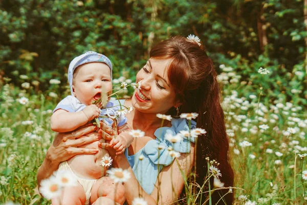 Mama ridică copilul în brațe Fotografie de stoc