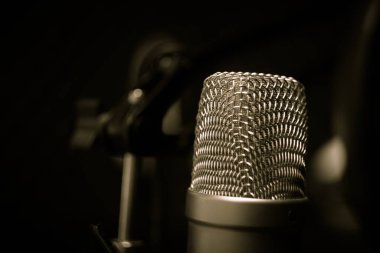 siyah arka plan üzerinde profesyonel stüdyo kondansatör mikrofon