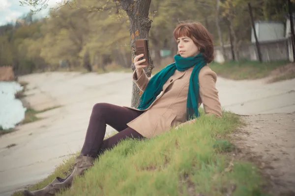 Una Ragazza Con Cappotto Vicino All Acqua Giorno Autunno — Foto Stock