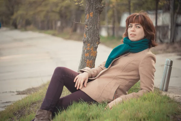 Una Chica Abrigo Junto Agua Día Otoño — Foto de Stock