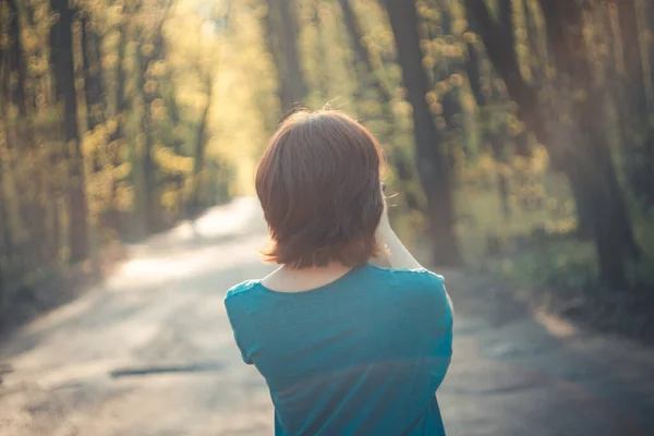 Ein Mädchen Der Sonne Wald Macht Fotos Von Sich Telefon — Stockfoto