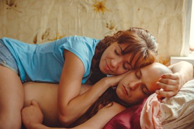 Kadın kocasıyla yatıyor.