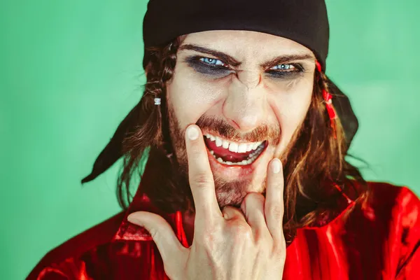 Een man met make-up in het beeld van een piraat — Stockfoto