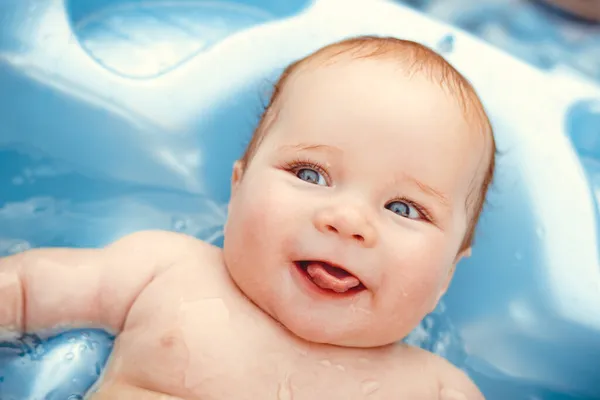 Bayi laki-laki mandi di bak mandi luar Stok Gambar Bebas Royalti