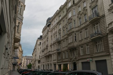 30 Mayıs 2019 Viyana, Avusturya - Avrupa 'nın en güzel şehirlerinden birinin manzarası - Viyana. Sokaktaki insanlar, Viyana 'daki şehir hayatı. Bulutlu ilkbahar gökyüzü