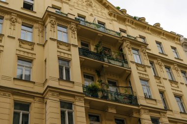 30 Mayıs 2019 Viyana, Avusturya - Avrupa 'nın en güzel şehirlerinden birinin manzarası - Viyana. Sokaktaki insanlar, Viyana 'daki şehir hayatı. Bulutlu ilkbahar gökyüzü