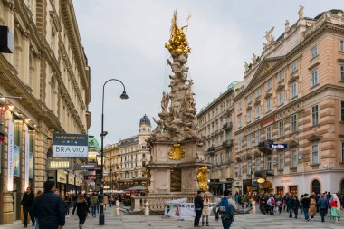 30 Mayıs 2019 Viyana, Avusturya - Avrupa 'nın en güzel şehirlerinden birinin manzarası - Viyana. Sokaktaki insanlar, Viyana 'daki şehir hayatı. Bulutlu ilkbahar gökyüzü