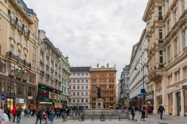 30 Mayıs 2019 Viyana, Avusturya - Avrupa 'nın en güzel şehirlerinden birinin manzarası - Viyana. Sokaktaki insanlar, Viyana 'daki şehir hayatı. Bulutlu ilkbahar gökyüzü