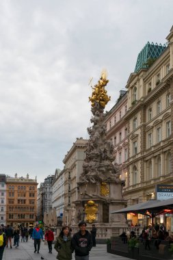 30 Mayıs 2019 Viyana, Avusturya - Avrupa 'nın en güzel şehirlerinden birinin manzarası - Viyana. Sokaktaki insanlar, Viyana 'daki şehir hayatı. Bulutlu ilkbahar gökyüzü
