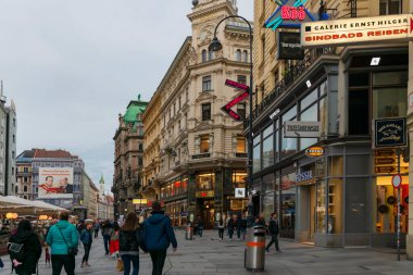 30 Mayıs 2019 Viyana, Avusturya - Avrupa 'nın en güzel şehirlerinden birinin manzarası - Viyana. Sokaktaki insanlar, Viyana 'daki şehir hayatı. Bulutlu ilkbahar gökyüzü
