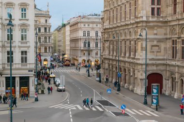 30 Mayıs 2019 Viyana, Avusturya - Viyana Devlet Opera Evi (Wiener Staatsoper). Ön cepheler Rönesans tarzı kemerlerle süslenmiş. Albertina Müzesi 'nin sokak manzarası. 