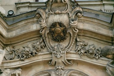 30 Mayıs 2019 Viyana, Avusturya - Viyana Mitte binalarının mimari ayrıntıları. Bulutlu bahar günü