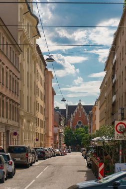 30 Mayıs 2019 Viyana, Avusturya - Avrupa 'nın en güzel şehirlerinden birinin manzarası - Viyana. Sokaktaki insanlar, Viyana 'daki şehir hayatı. Bulutlu ilkbahar gökyüzü