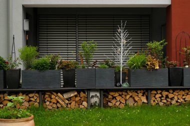 Alp Dağları 'ndaki dağ evinin balkon ve çiçek süslemesi.