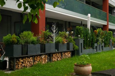 Alp Dağları 'ndaki dağ evinin balkon ve çiçek süslemesi.