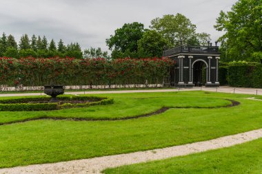 31 Mayıs 2019 Viyana, Avusturya - Schonbrunn Sarayı Forman Bahçeleri. Bahar zamanı bulutlu gün
