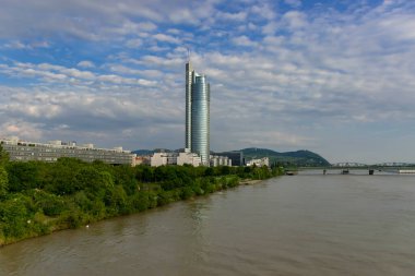 01 Haziran 2019 Viyana, Avusturya - Tuna Nehri üzerindeki Milenyum Kulesi, Viyana 'daki modern iş merkezi. Güneşli yaz sabahı
