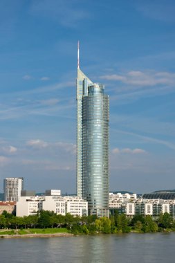 01 Haziran 2019 Viyana, Avusturya - Tuna Nehri üzerindeki Milenyum Kulesi, Viyana 'daki modern iş merkezi. Güneşli yaz sabahı