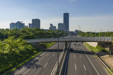 01 Haziran 2019 Viyana, Avusturya - arka planda Viyana, Donau şehrinde çeşitli yönlere giden hızlı otoyol. Güneşli sabah