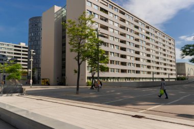 01 Haziran 2019 Viyana, Avusturya - Donaucity, Viyana Uluslararası Merkezi 'nin yerleşim alanı. Modern yüksek teknoloji binalar ve sabah güneşi altında düzenli sokaklar. Güneşli yaz zamanı