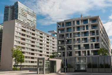 01 Haziran 2019 Viyana, Avusturya - Donaucity, Viyana Uluslararası Merkezi 'nin yerleşim alanı. Modern yüksek teknoloji binalar ve sabah güneşi altında düzenli sokaklar. Güneşli yaz zamanı