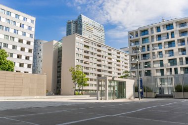 01 Haziran 2019 Viyana, Avusturya - Donaucity, Viyana Uluslararası Merkezi 'nin yerleşim alanı. Modern yüksek teknoloji binalar ve sabah güneşi altında düzenli sokaklar. Güneşli yaz zamanı