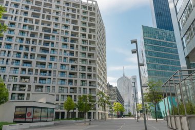 01 Haziran 2019 Viyana, Avusturya - Donaucity, Viyana Uluslararası Merkezi 'nin yerleşim alanı. Modern yüksek teknoloji binalar ve sabah güneşi altında düzenli sokaklar. Güneşli yaz zamanı