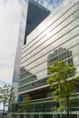 01 Haziran 2019 Viyana, Avusturya - Donaucity, karargah STRABAG AG binası, Donaustadt Tech Gate 'de bir emlak şirketi. Güneşli yaz günü