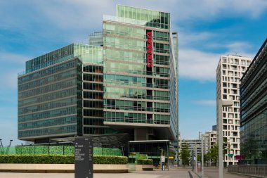01 Haziran 2019 Viyana, Avusturya - Donaucity, karargah STRABAG AG binası, Donaustadt Tech Gate 'de bir emlak şirketi. Güneşli yaz günü