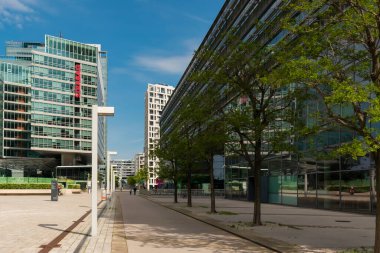 01 Haziran 2019 Viyana, Avusturya - Donaucity, karargah STRABAG AG binası, Donaustadt Tech Gate 'de bir emlak şirketi. Güneşli yaz günü