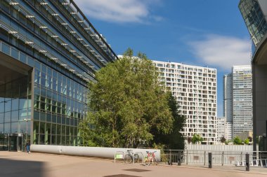 01 Haziran 2019 Viyana, Avusturya - Donaucity, karargah STRABAG AG binası, Donaustadt Tech Gate 'de bir emlak şirketi. Güneşli yaz günü
